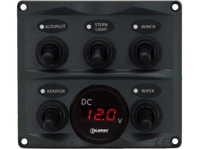 schakelpaneel-boot-met-voltmeter